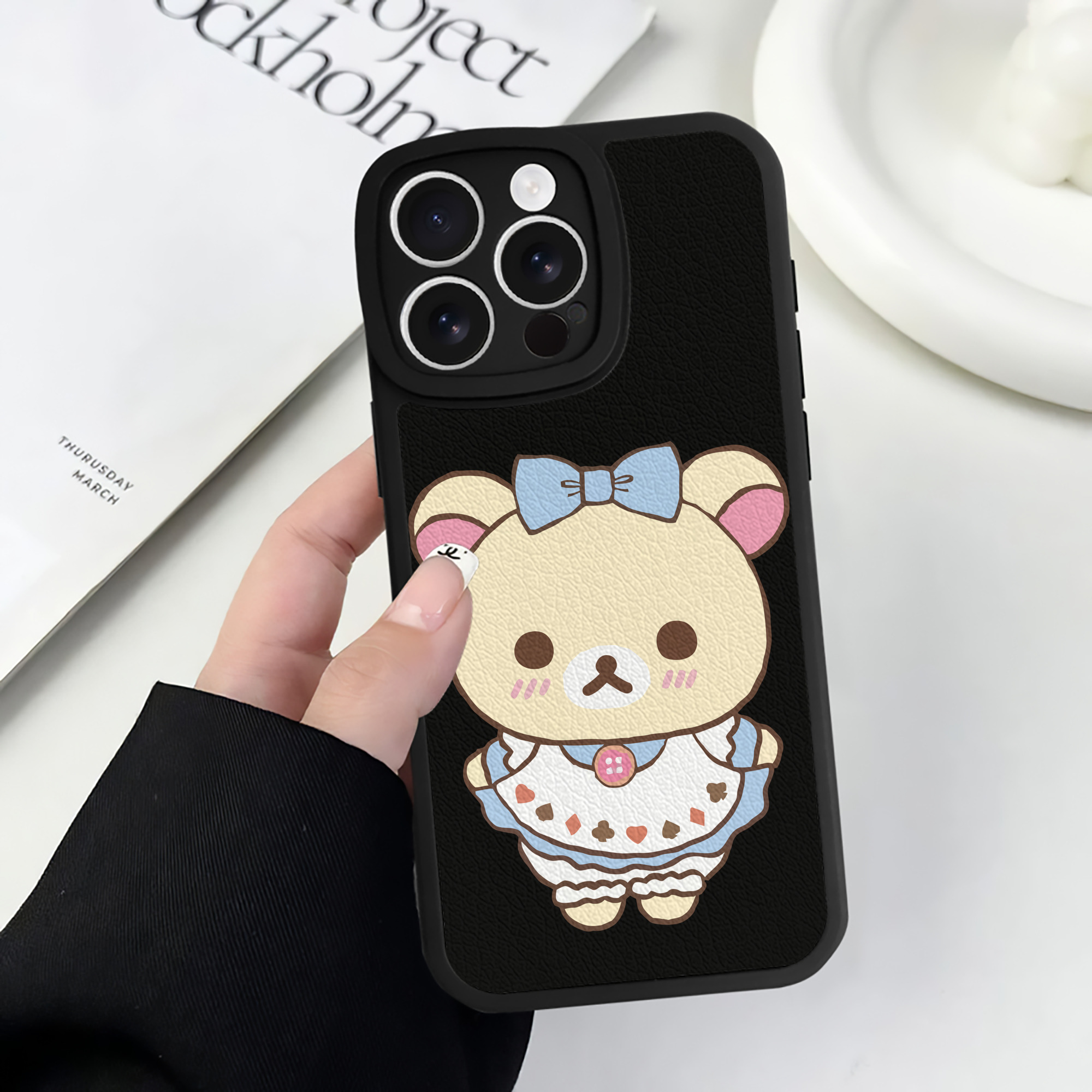 （画像用） リラックマ リラックマ キイロイトリ Rilakkuma Korilakkuma Kiiroitori 【iPhone 16シリーズ対応】シリコンスマホケース（レザー調） 材質：シリコン